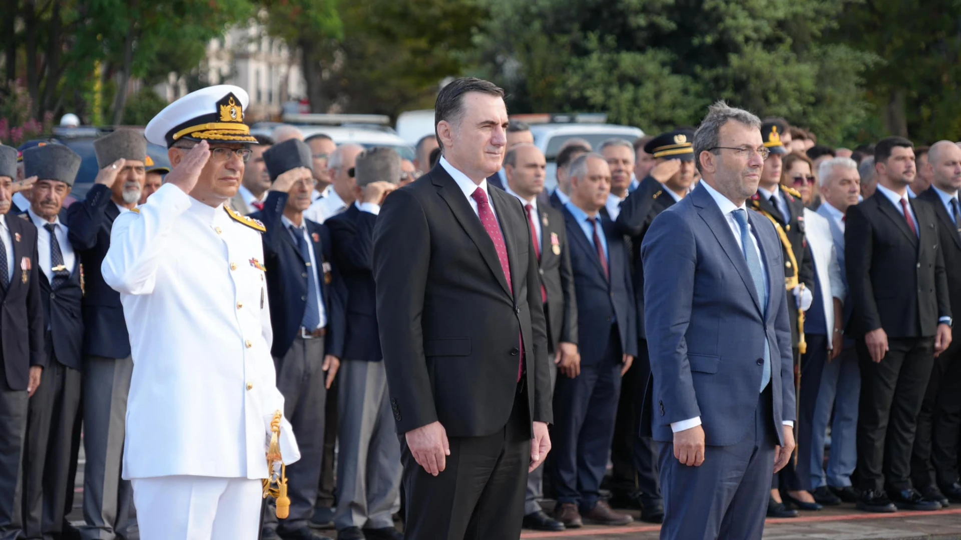 İlçe protokolümüz ve Pendikli komşularımızla birlikte Atatürk Anıtı’na çelenk sunduk