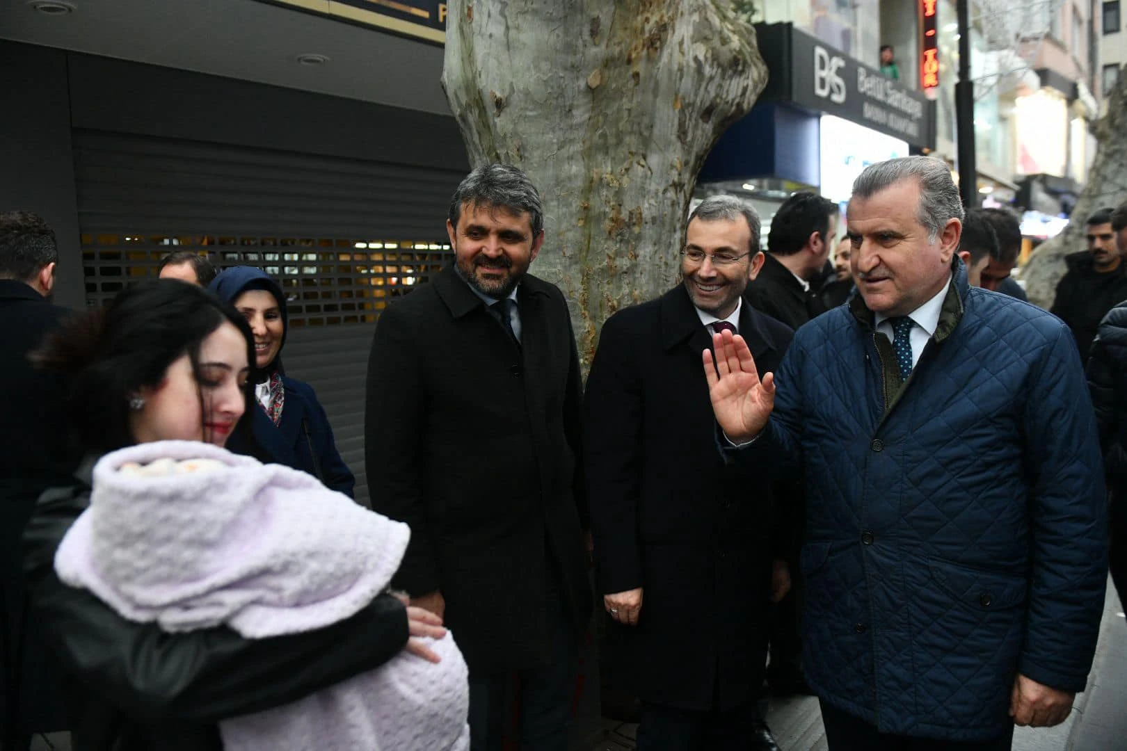 Gençlik ve Spor Bakanımız Sayın Osman Aşkın Bak ile birlikte esnaf ve komşularımıza selam verdik