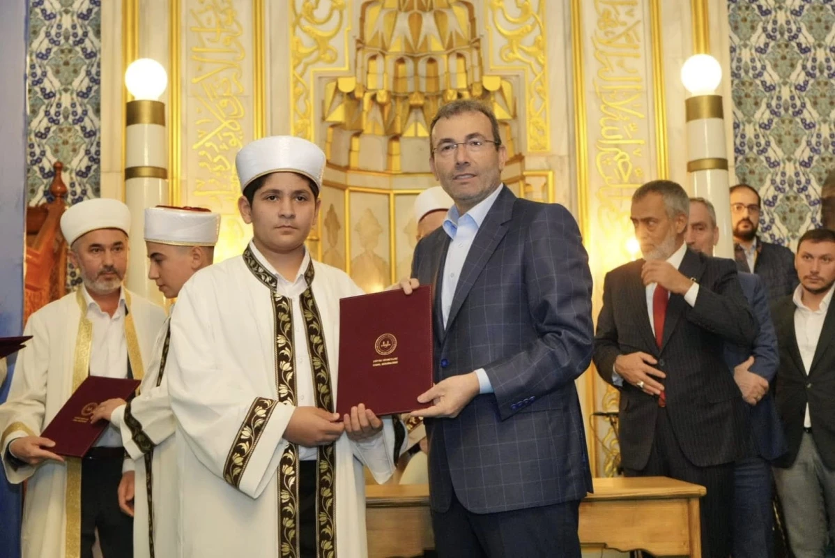 Erenköy Kur’an Kursu öğrencilerimizin hafızlık icazetlerini aldığı 9. Hafızlık İcazet Merasimini gerçekleştirdik