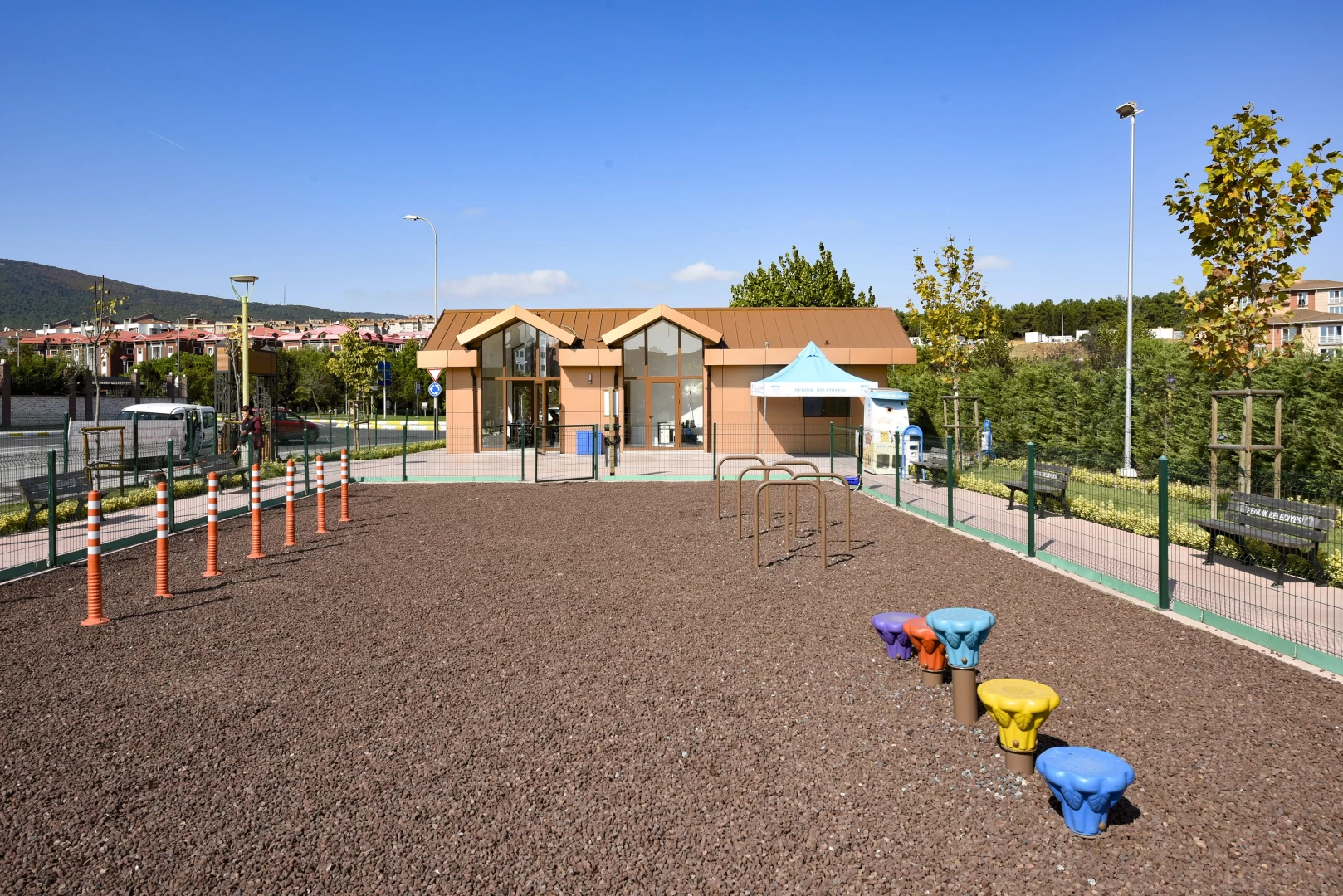 Neşeli Patiler Köpek Eğitim Parkı