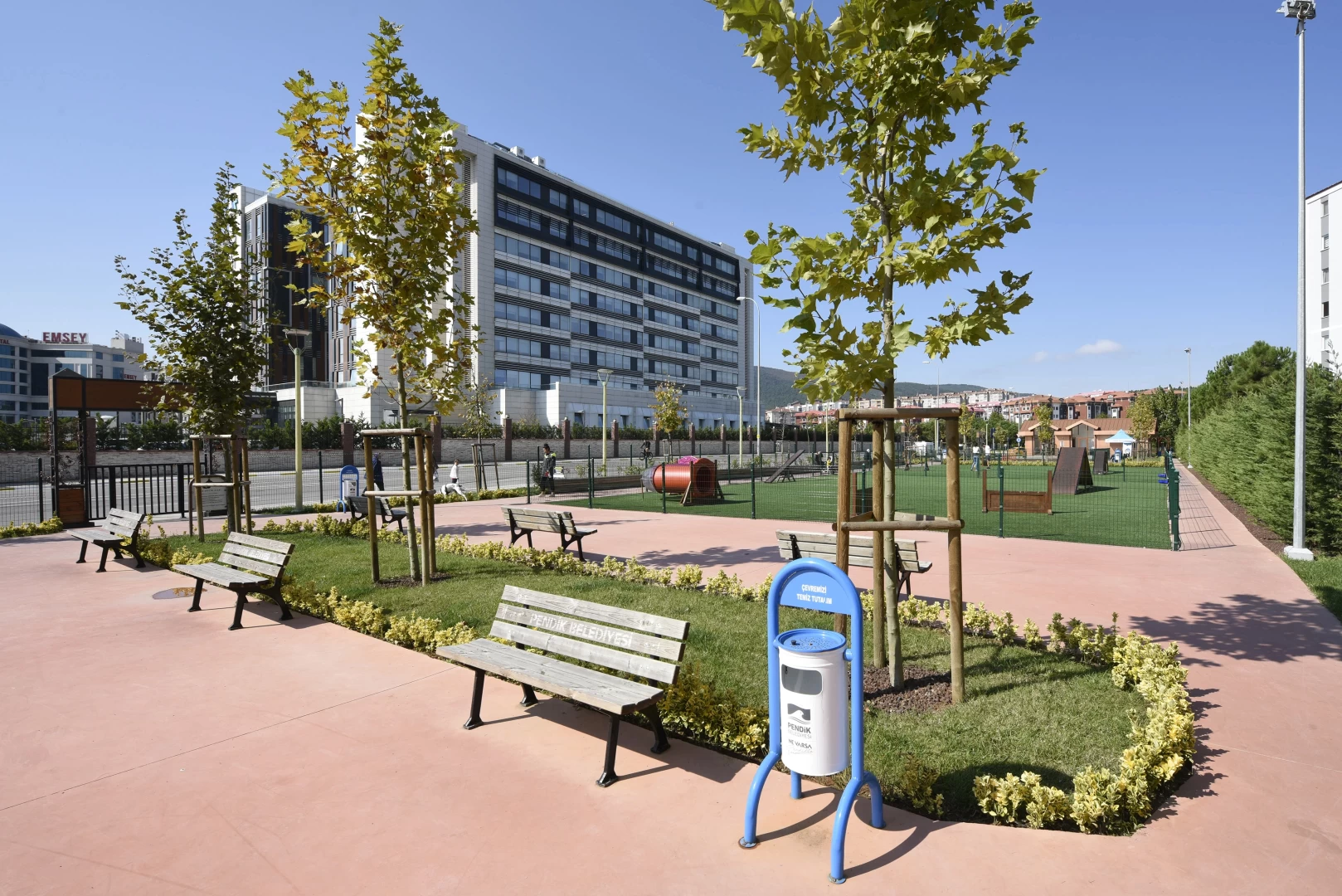 Neşeli Patiler Köpek Eğitim Parkı